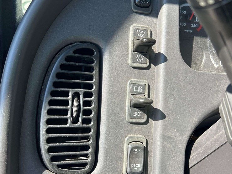 2018-freightliner-m2-106-image-18