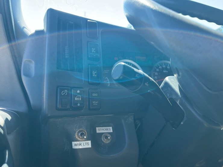 2015-isuzu-nrr-image-26