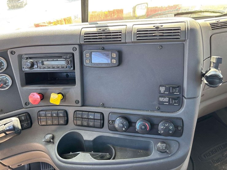 2017-freightliner-cascadia-125-image-23