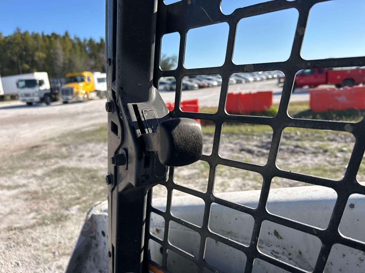 2013-bobcat-t590-image-13