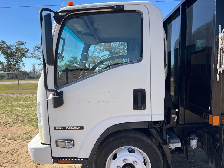 2015-isuzu-nrr-image-11