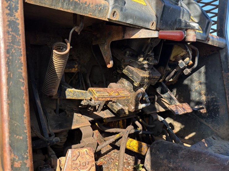 1985-john-deere-640c-image-15