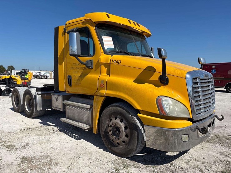 2017-freightliner-cascadia-125-image-2