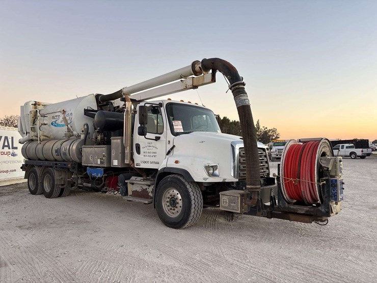 2017-freightliner-114sd-image-2