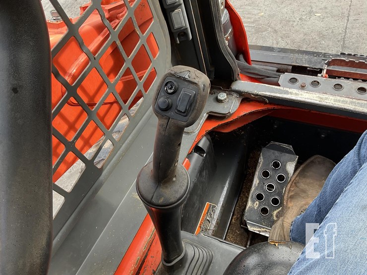 2017-kubota-ssv65-image-13