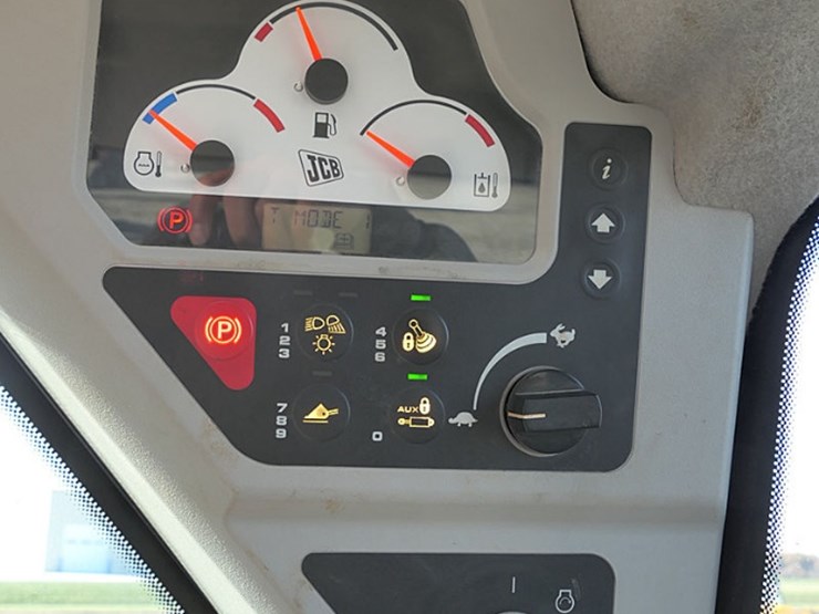 2017-jcb-3ts-8w-image-27