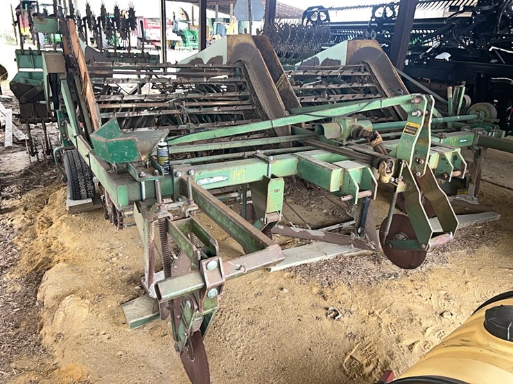 kmc-4-row-peanut-digger-image-1