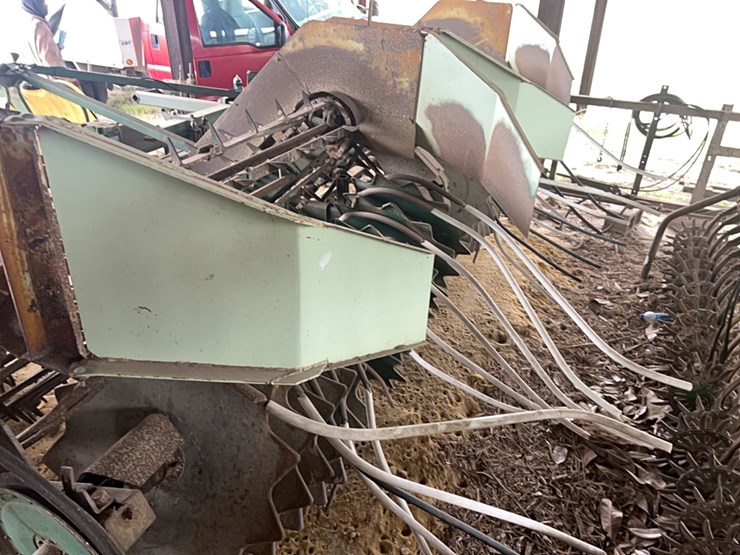 kmc-4-row-peanut-digger-image-9