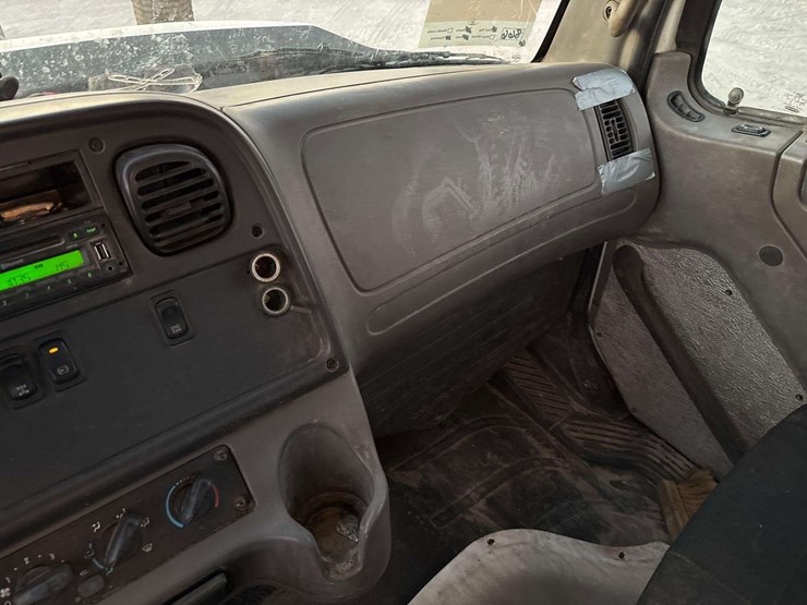 2017-freightliner-114sd-image-40