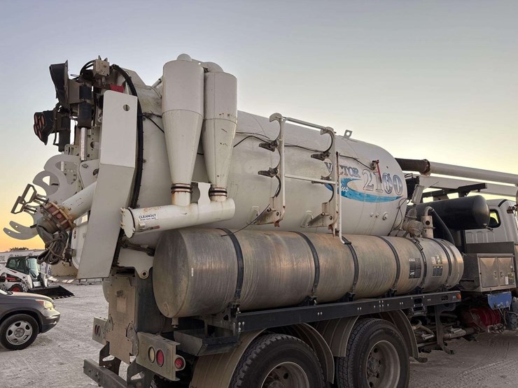 2017-freightliner-114sd-image-11