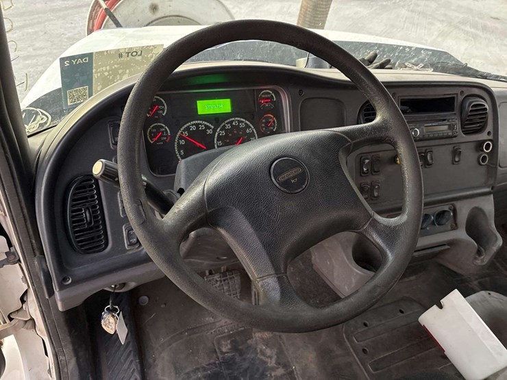 2017-freightliner-114sd-image-34