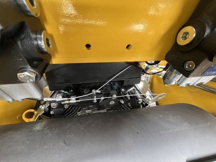 2025-infront-yf380-mini-compact-track-loader-image-11