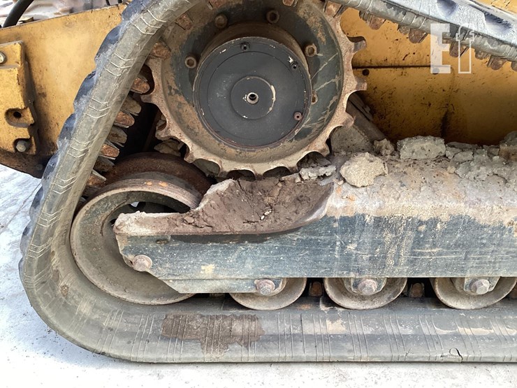 2010-deere-333d-image-13