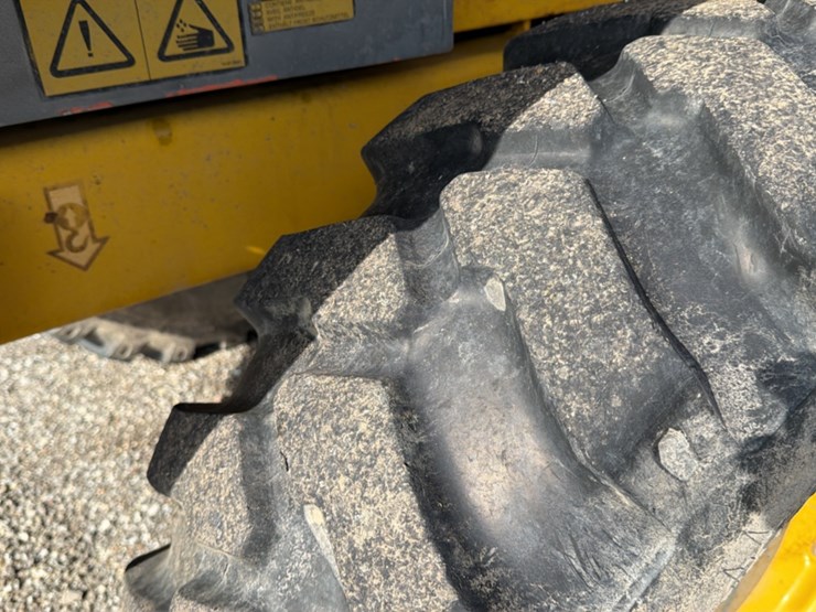 #1401-•-coyote-c14-4-compact-wheel-loader-image-32