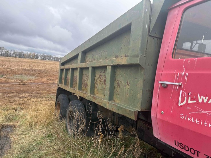 1973-ford-800-image-4