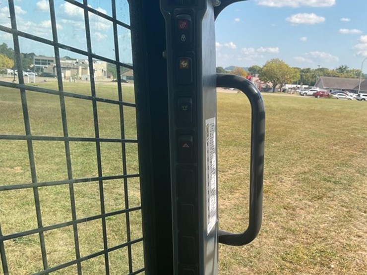 2012-new-holland-l225-image-23