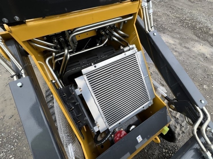 2025-infront-yf380-mini-compact-track-loader-image-12