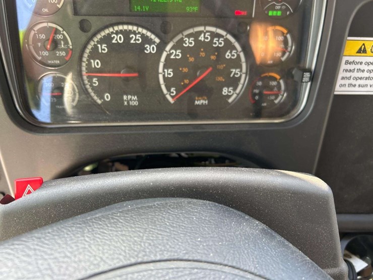 2020-freightliner-m2-106-image-11