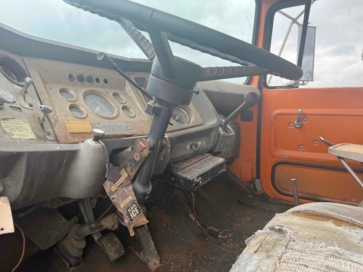 1973-ford-800-image-5