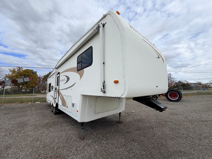 #2250-•-2005-nu-wa-hitchhiker-ii-ls-fifth-wheel-travel-trailer-image-2