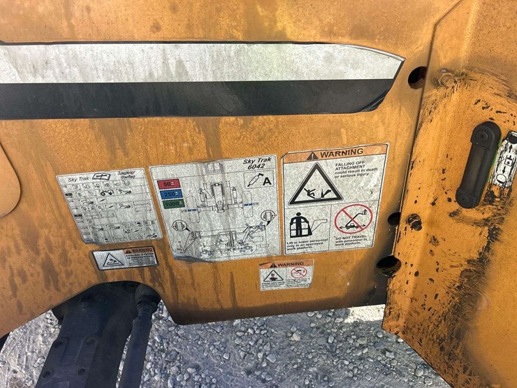 2013-sky-trak-6042-image-16