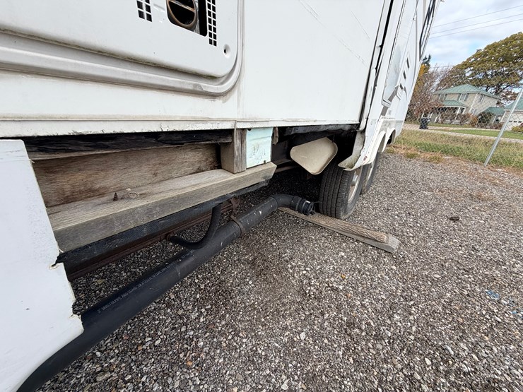 #2250-•-2005-nu-wa-hitchhiker-ii-ls-fifth-wheel-travel-trailer-image-19