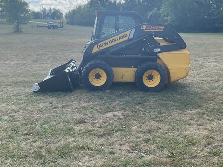 2012-new-holland-l225-image-2