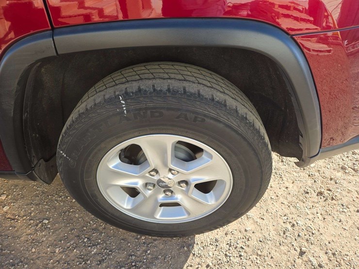 2017-jeep-grand-cherokee-laredo-image-5