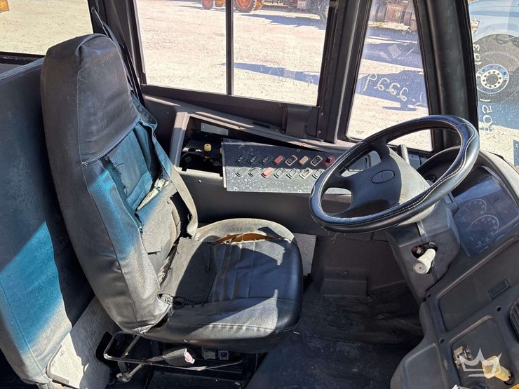 2008-freightliner-b2-image-18