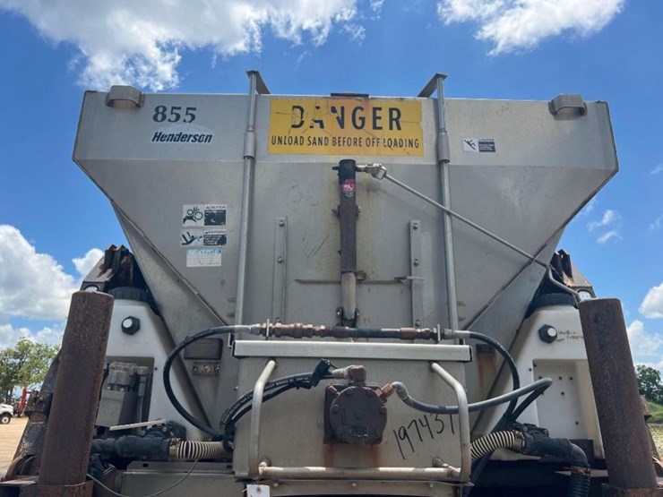 mack-granite-cv713-image-15