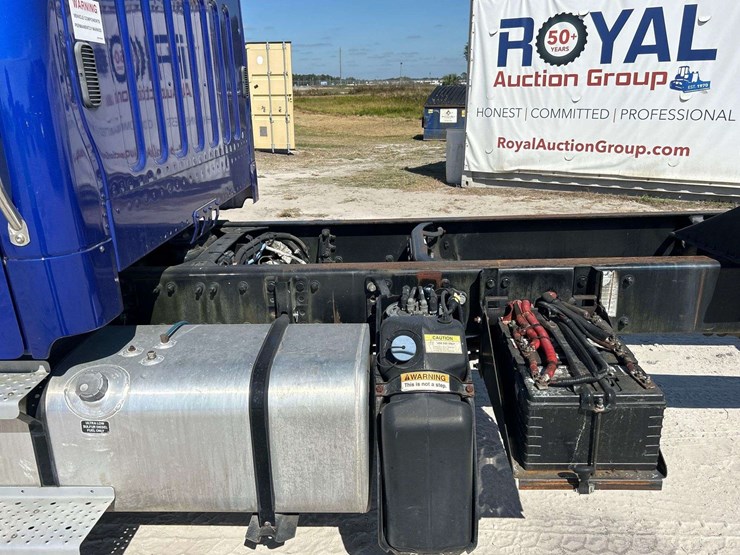 2018-freightliner-m2-106-image-26