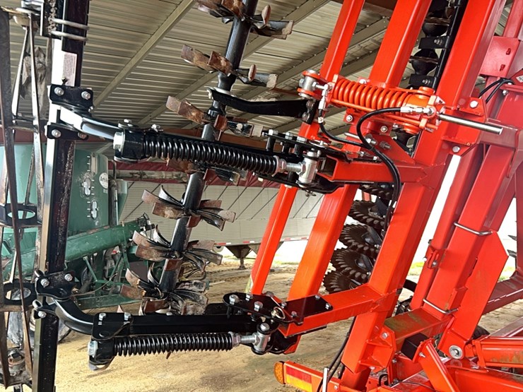 kuhn-excelerator-8005-vertical-tillage-image-15