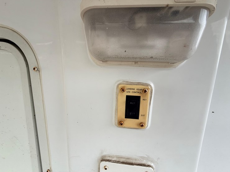 #2250-•-2005-nu-wa-hitchhiker-ii-ls-fifth-wheel-travel-trailer-image-17