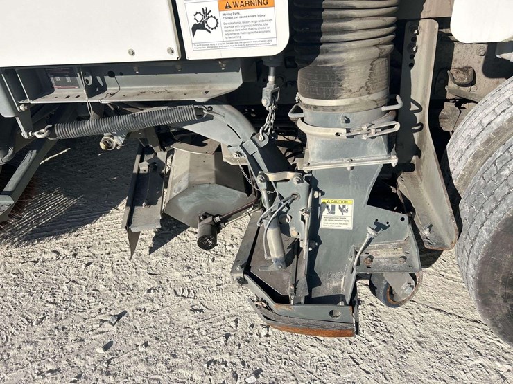 2020-freightliner-m2-106-image-19