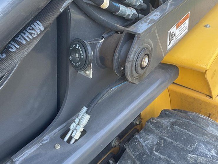 2012-new-holland-l225-image-17