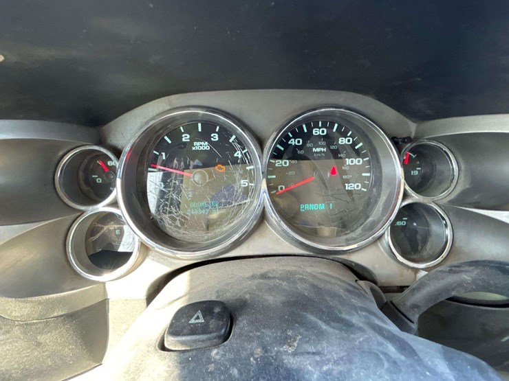 2014-chevrolet-silverado-3500-image-16