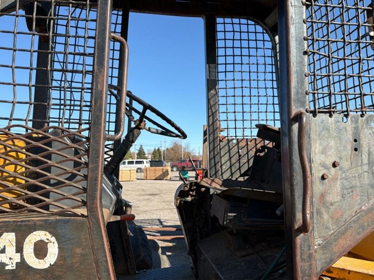 1985-john-deere-640c-image-13