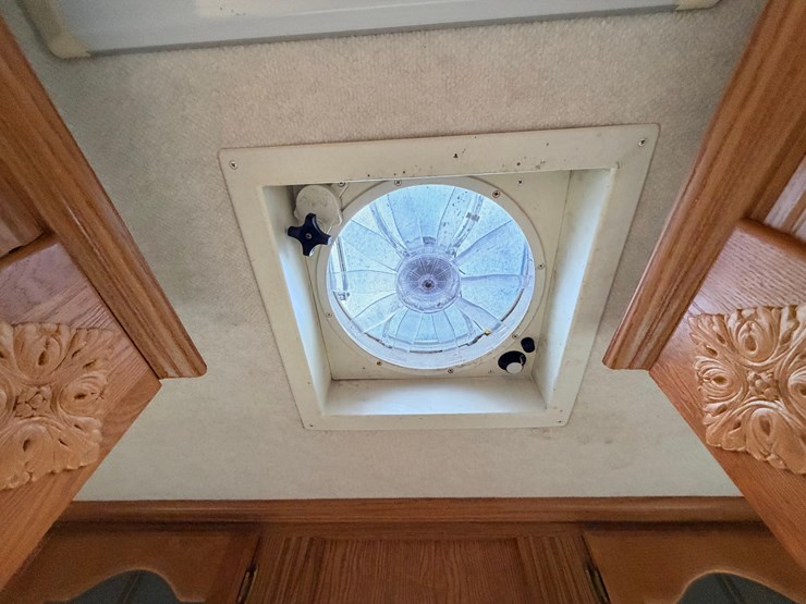 #2250-•-2005-nu-wa-hitchhiker-ii-ls-fifth-wheel-travel-trailer-image-32