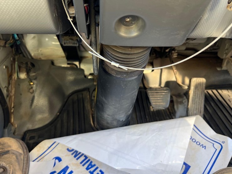 2015-isuzu-nrr-image-28