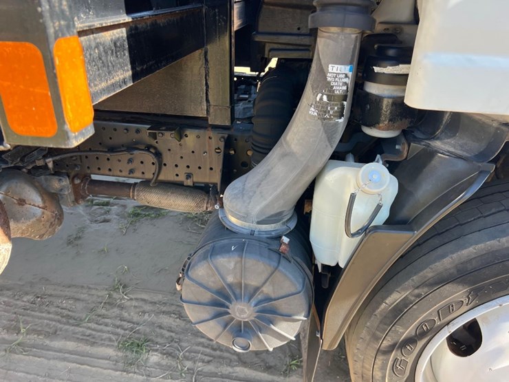 2015-isuzu-nrr-image-17