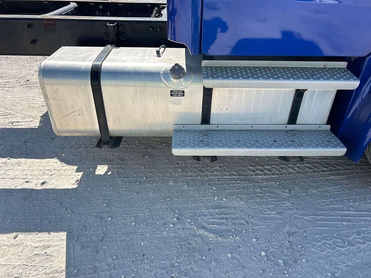 2018-freightliner-m2-106-image-37