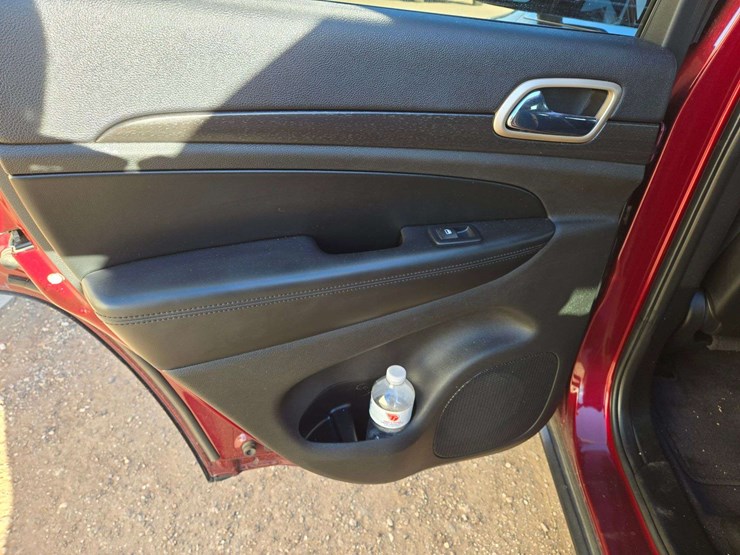 2017-jeep-grand-cherokee-laredo-image-9