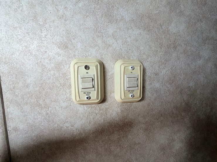 #2250-•-2005-nu-wa-hitchhiker-ii-ls-fifth-wheel-travel-trailer-image-39