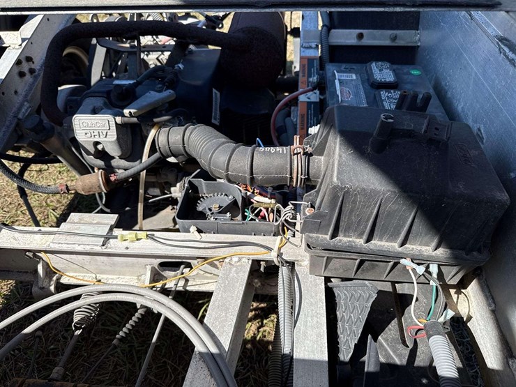 2002-club-car-carryall-2-xrt-gas-utility-cart-image-12