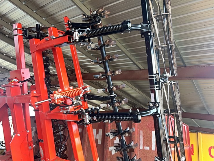kuhn-excelerator-8005-vertical-tillage-image-16