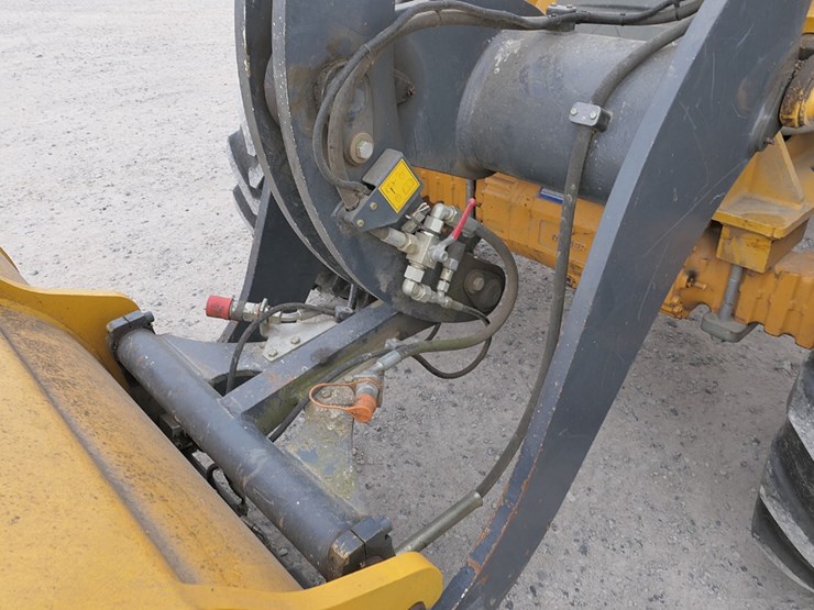 2012-deere-324j-image-7