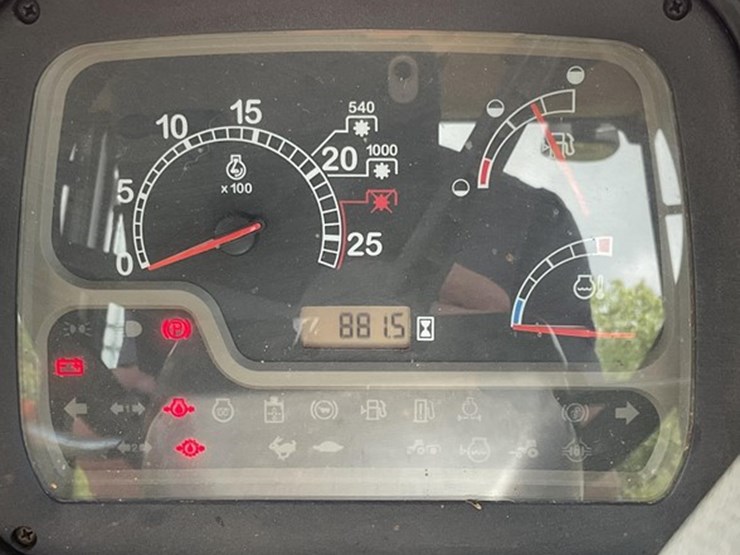 2015-case-ih-farmall-140a-image-22