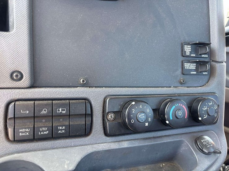 2017-freightliner-cascadia-125-image-25