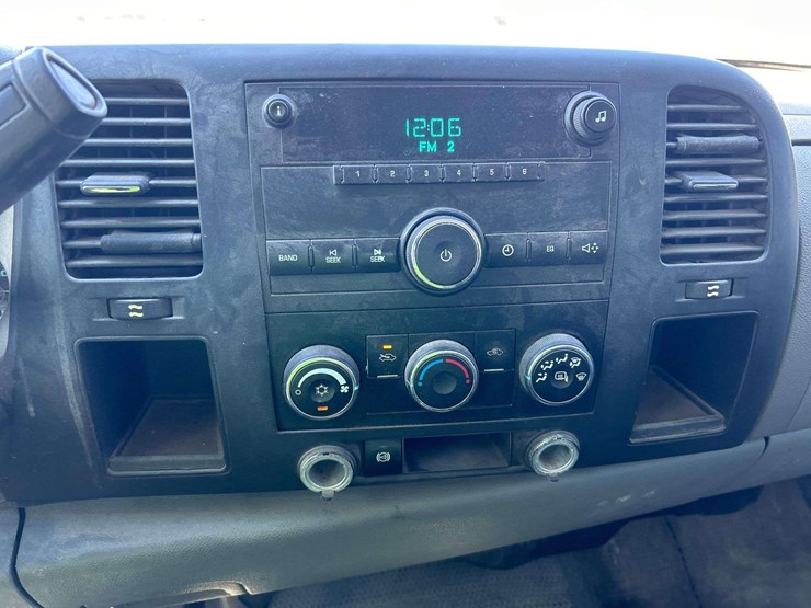 2014-chevrolet-silverado-3500-image-17