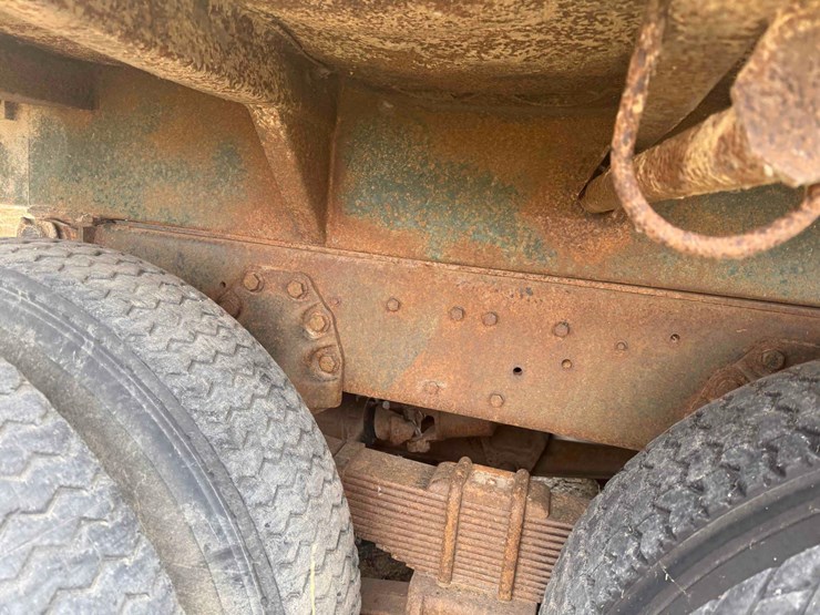 1973-ford-800-image-9